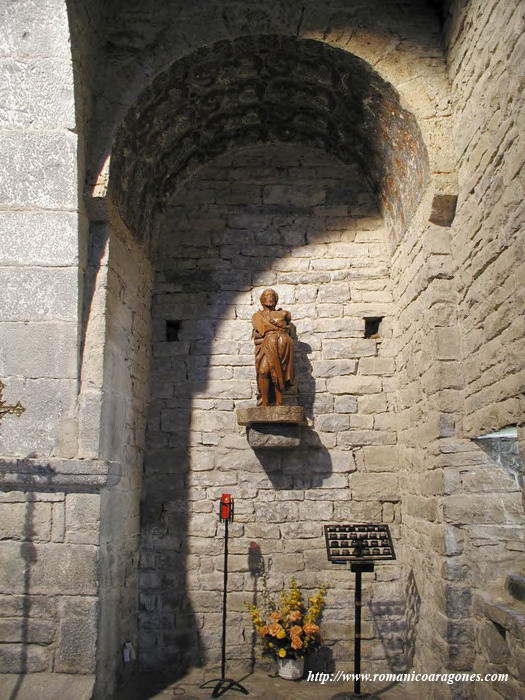 INTERIOR DEL TEMPLO: CAPILLA MODERNA AADIDA AL SUR